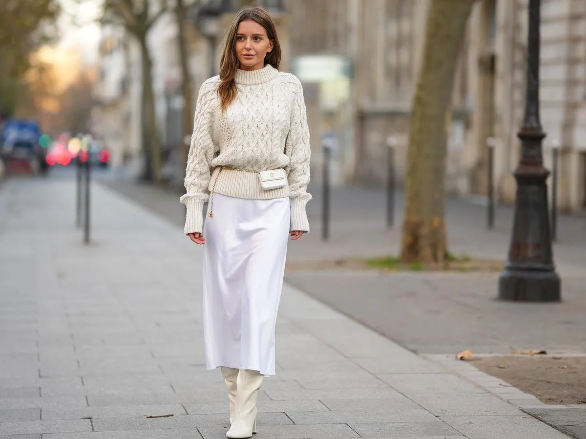 Estilos irresistibles para lucir una falda satinada blanca elegante