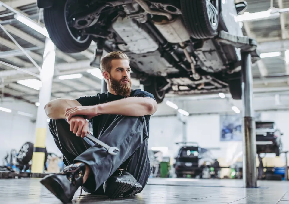Czy warsztat samochodowy musi być vatowcem? Sprawdź, co musisz wiedzieć
