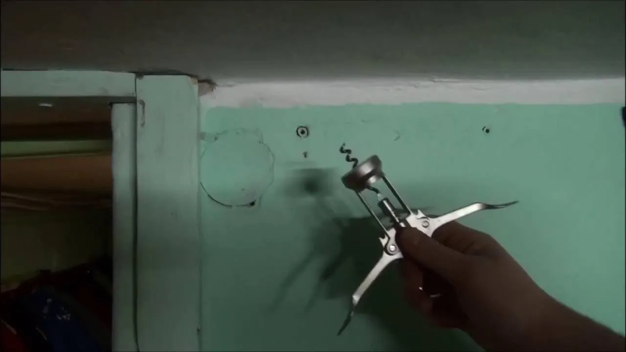 Jak wyjąć kołek ze ściany? Skuteczne triki i naprawa dziury