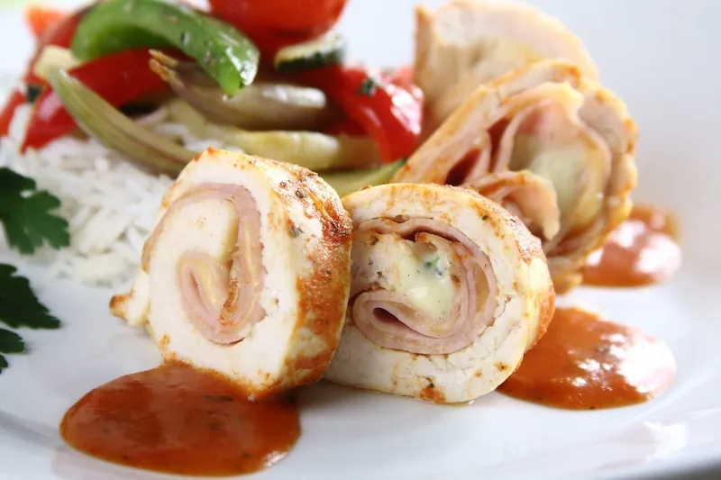 Przepis na smakowite roladki z kurczaka - pyszna i prosta potrawa.