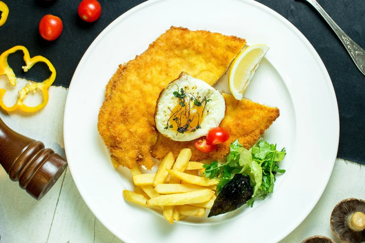Pyszny sznycel drobiowy z jajkiem – prosty przepis na obiad