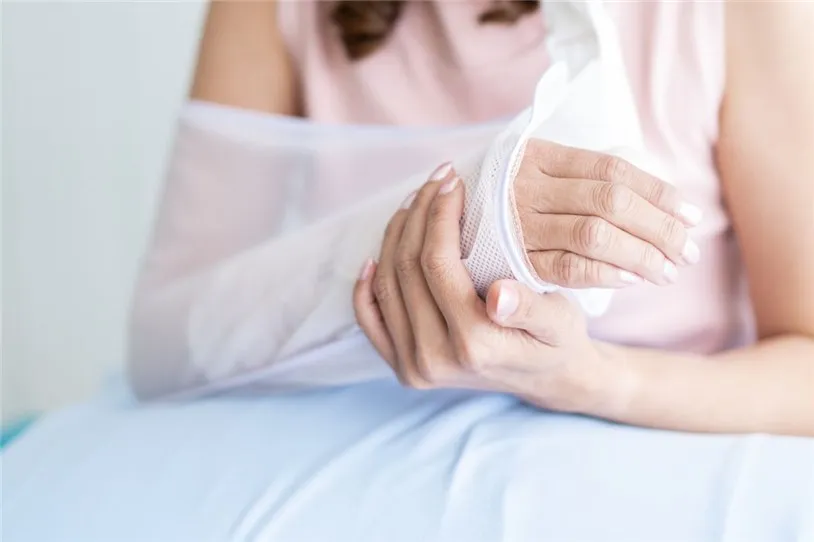 Rehabilitacja po złamaniu nadgarstka ile trwa? Kluczowe informacje i czas trwania