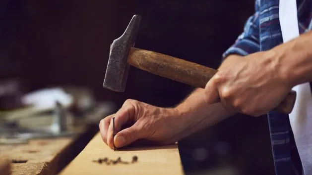 Jak przybijać gwoździe tapicerskie, aby uniknąć najczęstszych błędów