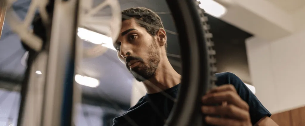 Jak zdjąć tylne koło w rowerze z hamulcami tarczowymi bez problemów