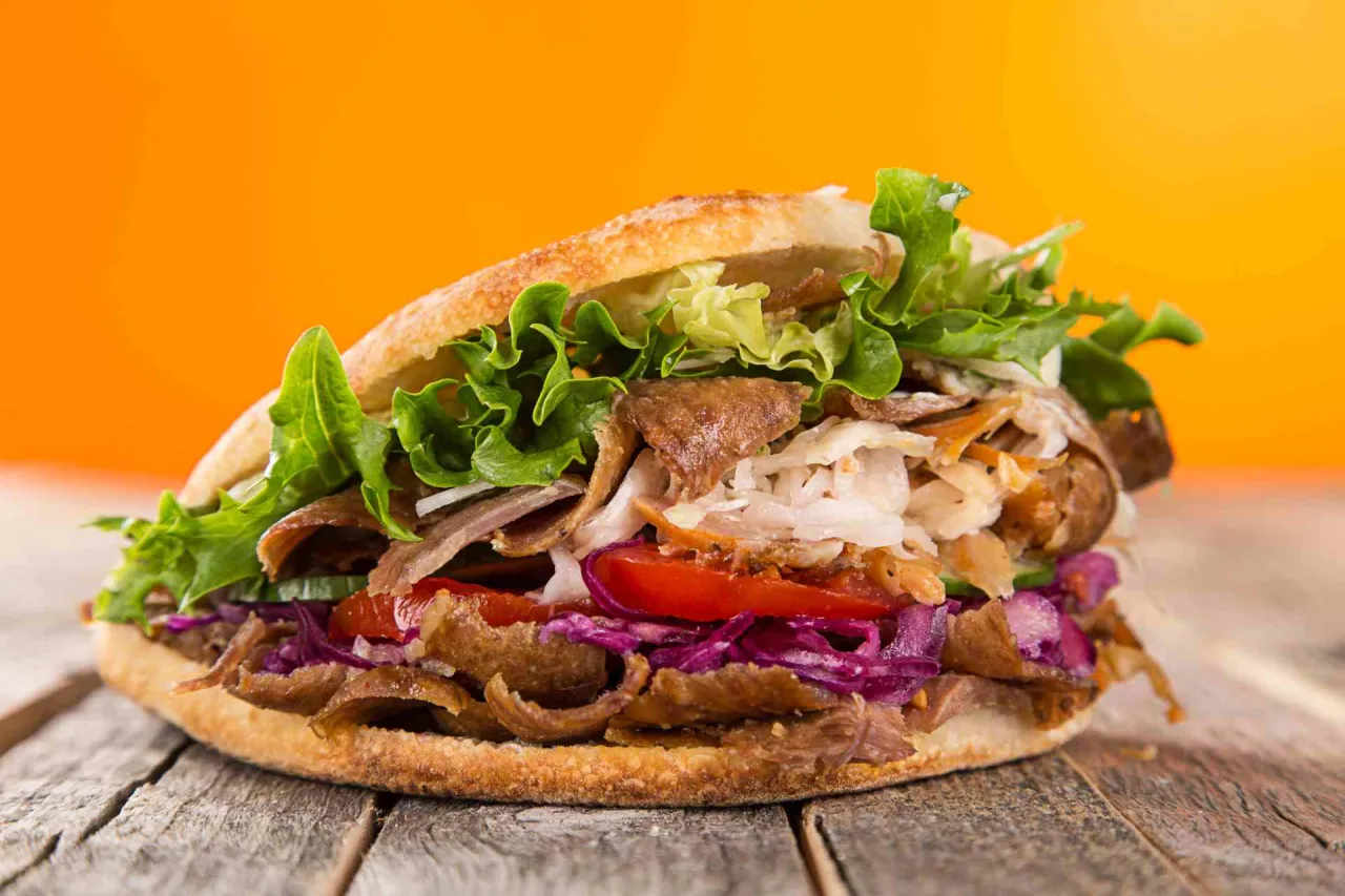 Kebab z kurczaka kcal: Ile ma i jak zamówić lżejszą wersję? Kebab z kurczaka kcal: Ile ma i jak zamówić lżejszą wersję?