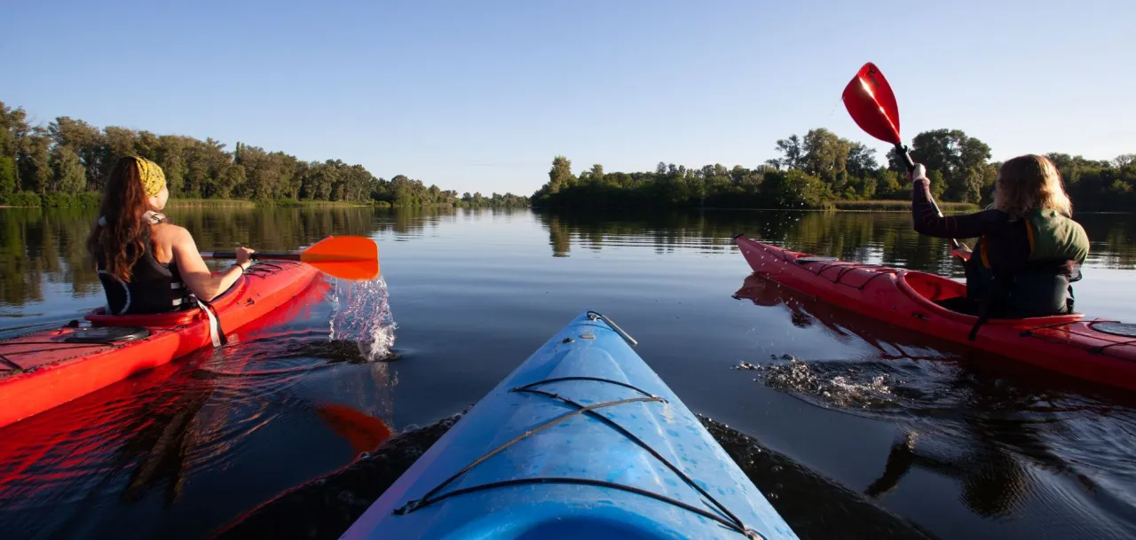 Czy pływanie kajakiem jest trudne? Odkryj łatwość i przyjemność tej aktywności