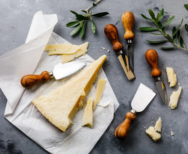 Czy można jeść parmezan w ciąży? Bezpieczne opcje dla przyszłych mam