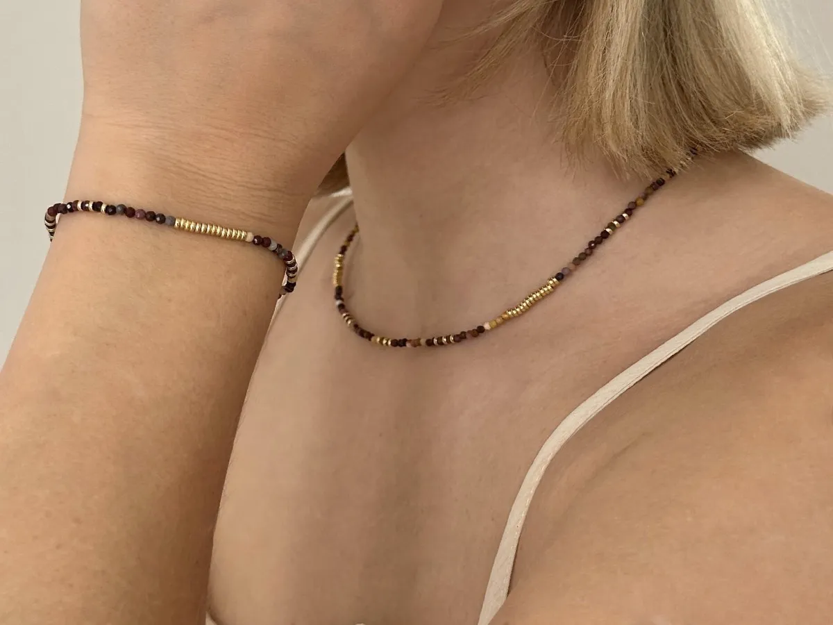 Kryształy naszyjniki znaczenie: odkryj ich moc i symbolikę