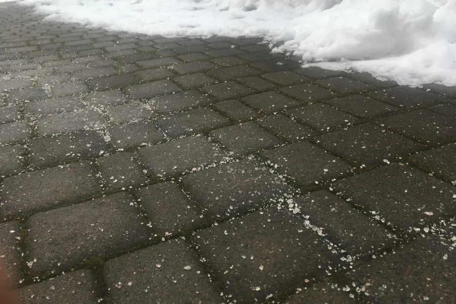 Skuteczne zamienniki soli na chodnik, które nie szkodzą środowisku
