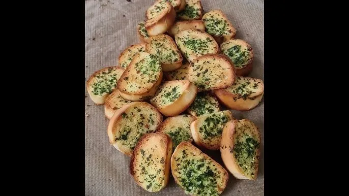 Chrupiące grzanki czosnkowe do zupy. Prosty przepis krok po kroku bez porażki