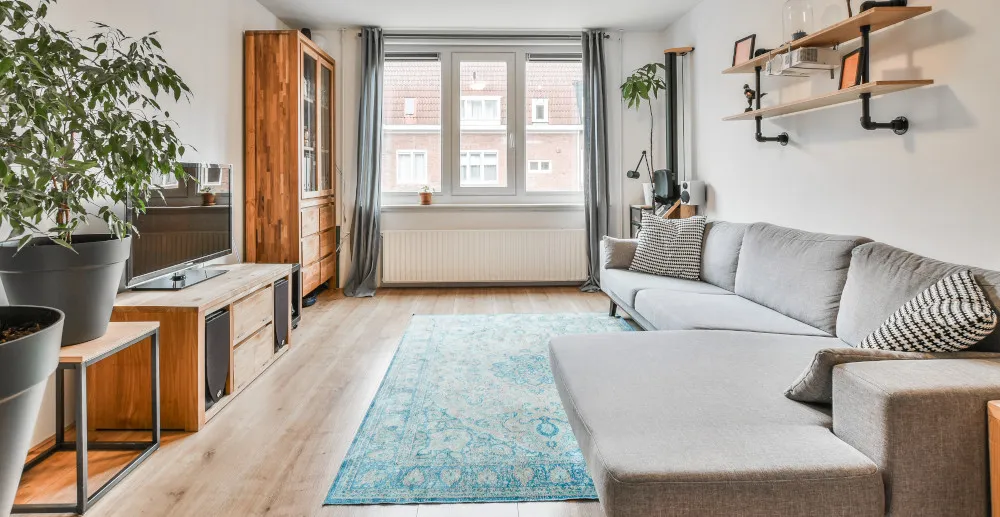 Czy szara kanapa pasuje do brązowych mebli? Inspiracje i porady aranżacyjne