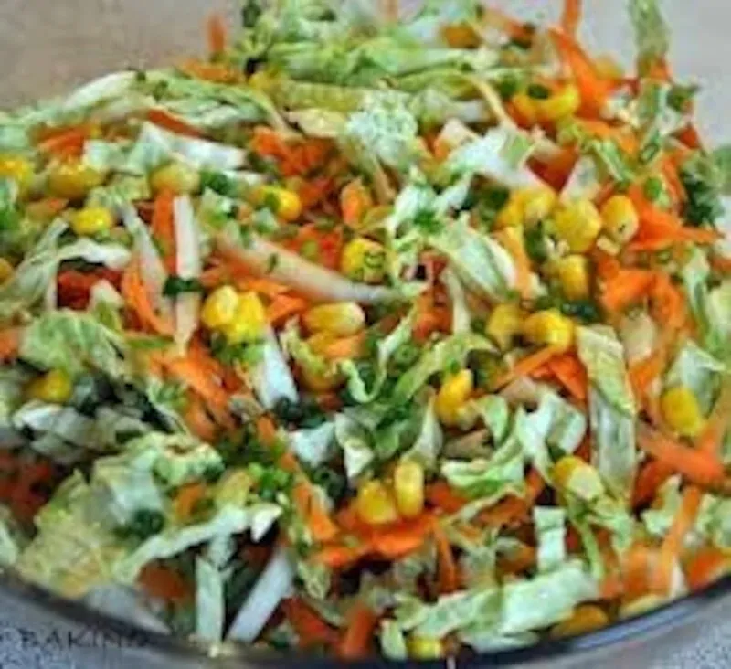 Jaką sałatkę zrobić z kapusty pekińskiej, by zachwycić gości?