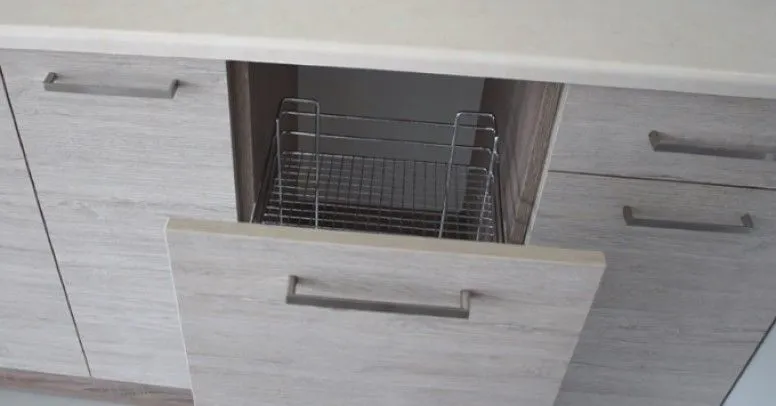 Jak wyjąć kosz cargo z szafki - proste kroki, które ułatwią demontaż