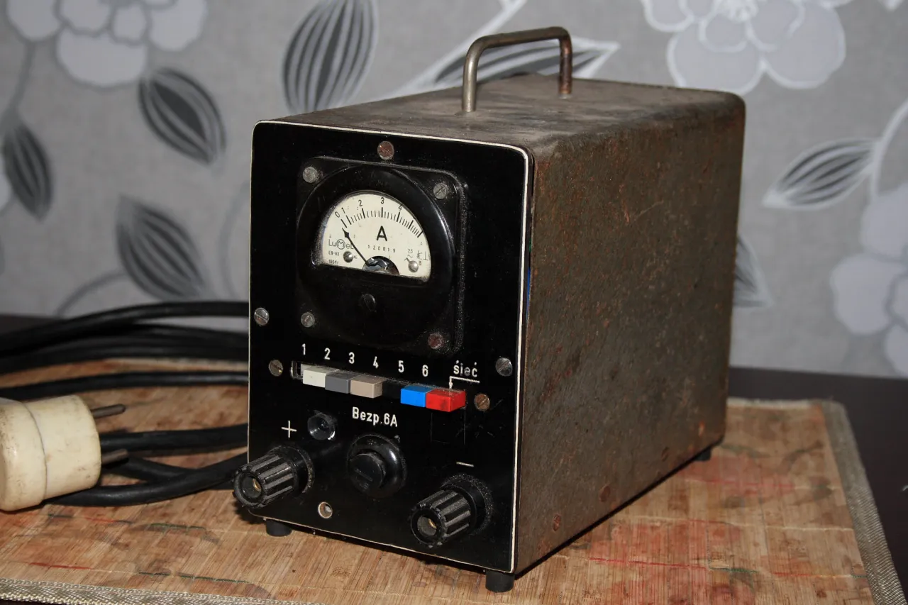 Co oznaczają diody na prostowniku? Kluczowe informacje i wskazówki Co oznaczają diody na prostowniku? Kluczowe informacje i wskazówki