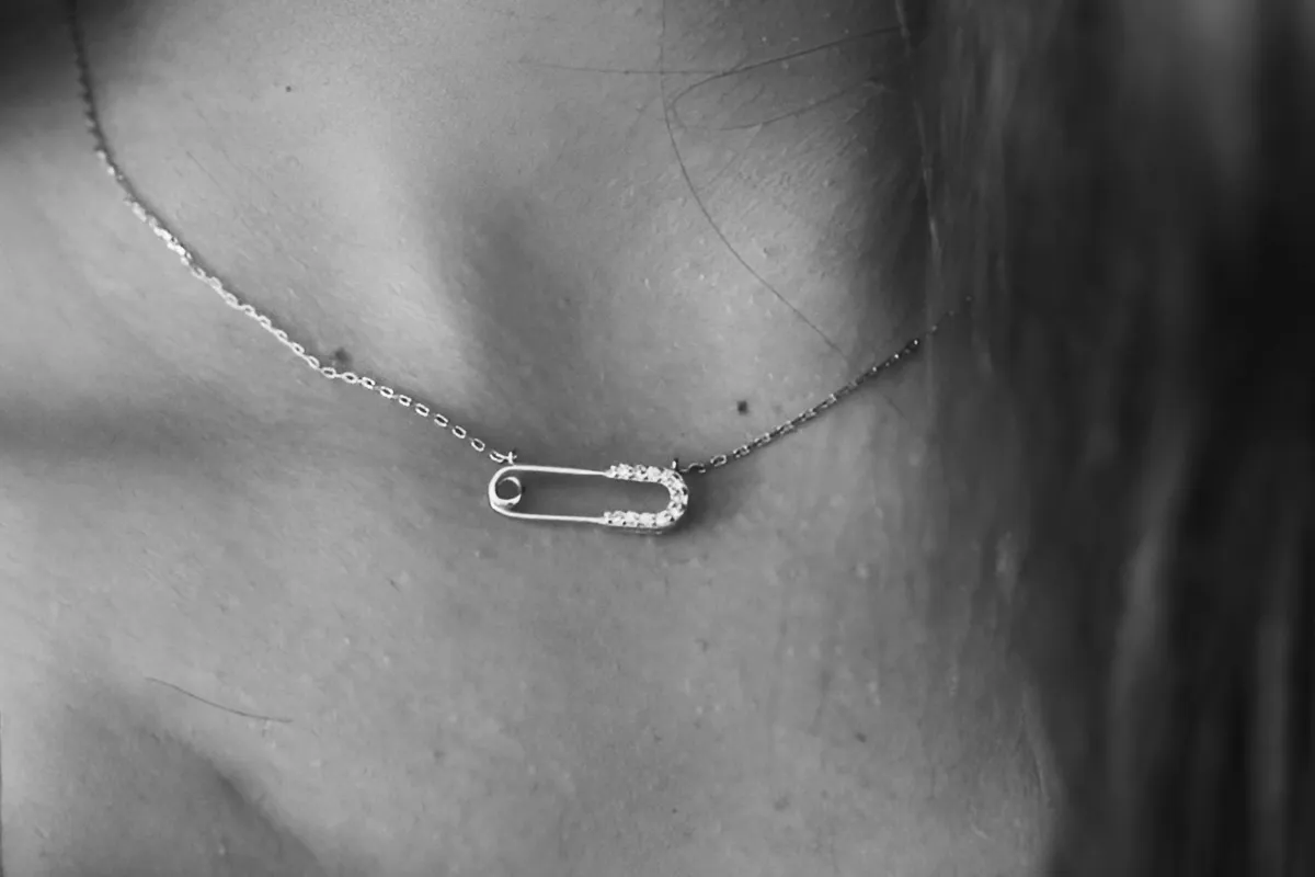 Naszyjnik z agrafką co oznacza? Odkryj jego głębokie znaczenie