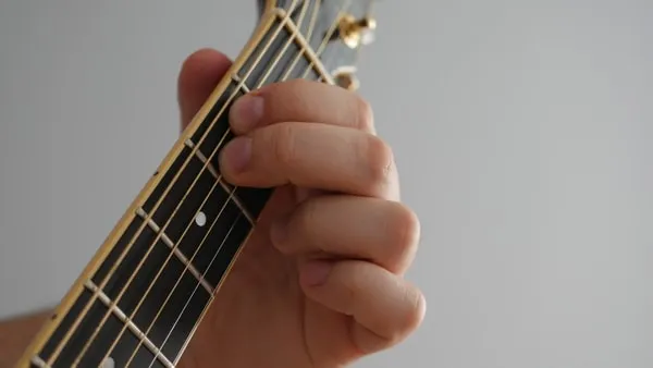 Jak łatwo zagrać chwyt gitarowy F - techniki i praktyczne wskazówki