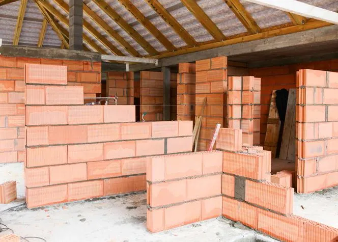 Ściany działowe przed czy po stropie - Kluczowe zasady i bezpieczeństwo