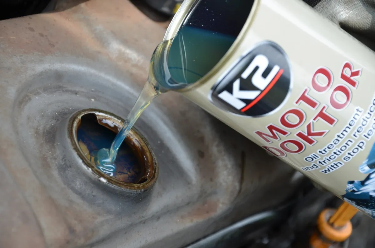 Czy można wlać olej motocyklowy do samochodu? Uniknij kosztownych błędów