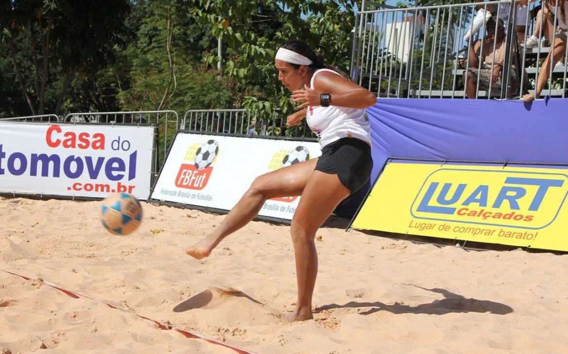 Odbicie piłki nogą w tenisie - poznaj oficjalne zasady gry i regulamin