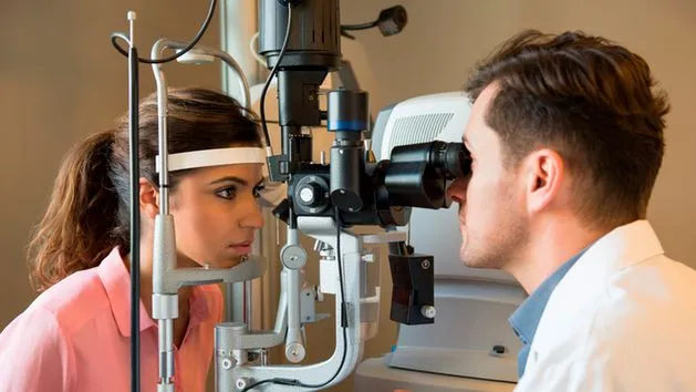 Okulista czym się zajmuje – poznaj obowiązki i objawy wymagające wizyty Okulista czym się zajmuje – poznaj obowiązki i objawy wymagające wizyty