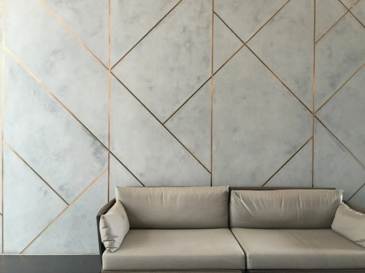 Tapeta jak tynk dekoracyjny: stwórz eleganckie wnętrze bez kłopotów