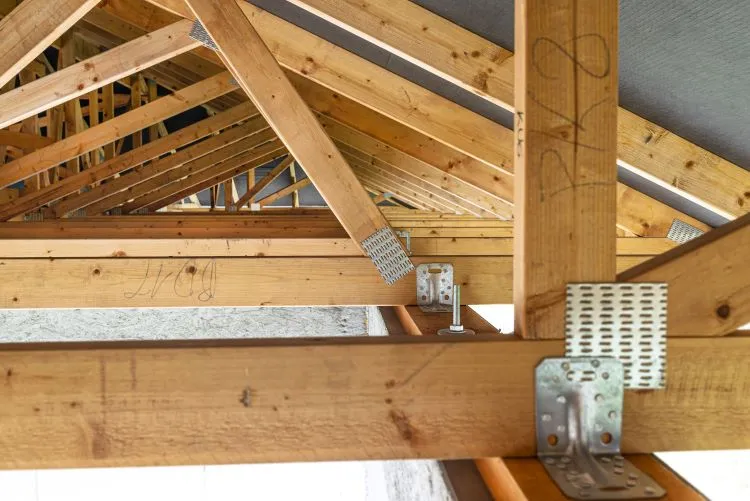 Mocowanie krokwi do wieńca: Kluczowe techniki i wskazówki