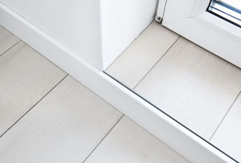 Listwy przypodłogowe MDF czy PCV: Którą wybrać? Porównanie