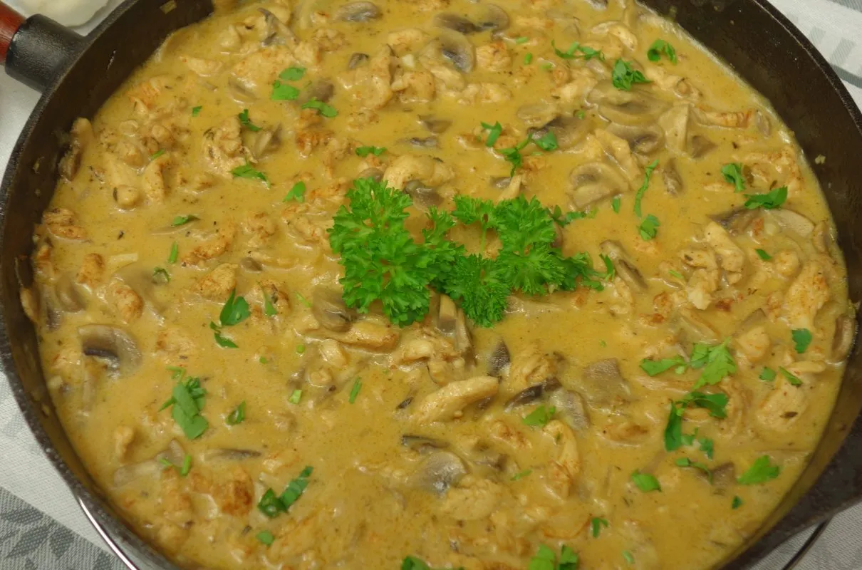 Pyszny strogonow drobiowy - łatwy przepis na aromatyczne danie