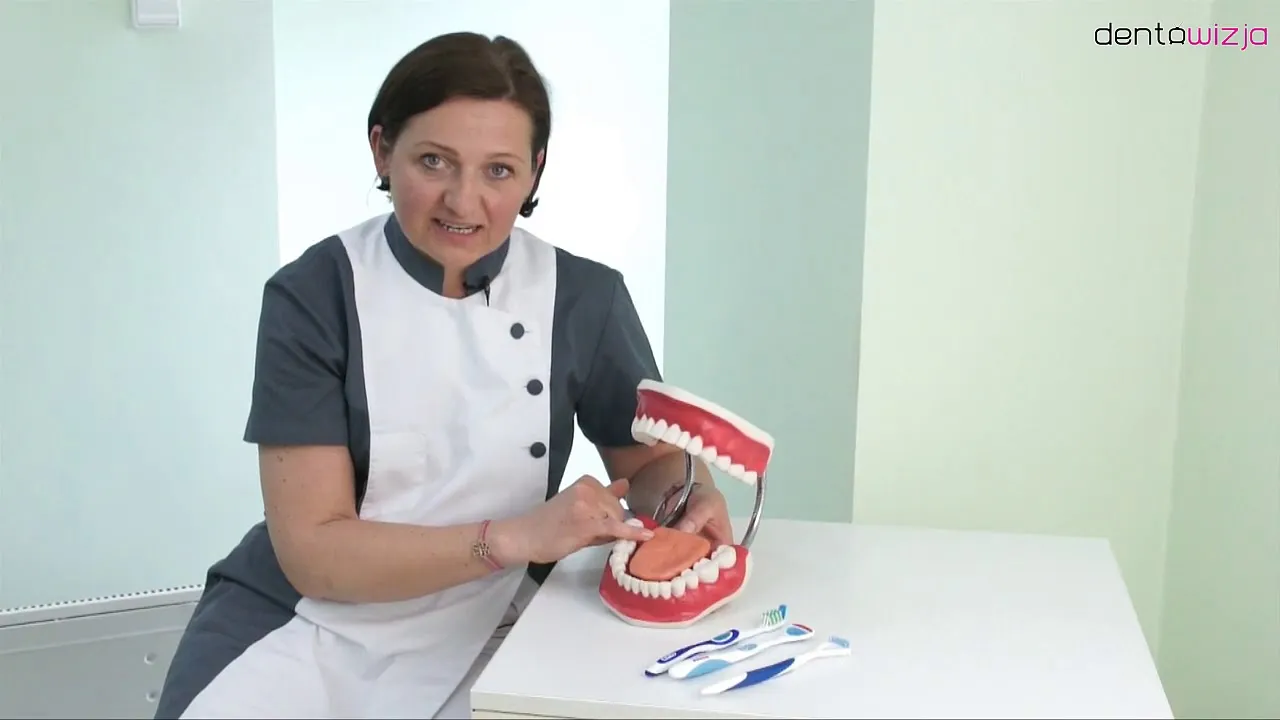 Czym czyścić język w Rossmann? Skuteczne produkty dla zdrowia jamy ustnej