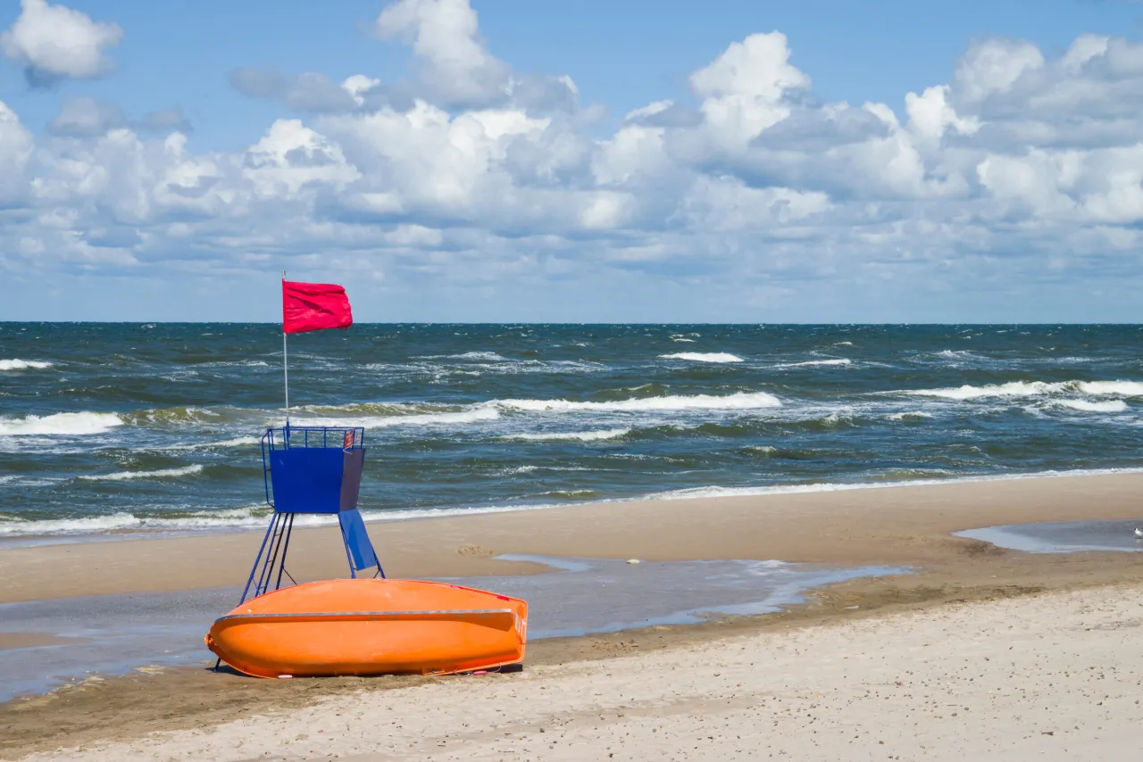 Gdzie zakaz kąpieli nad Bałtykiem? Sprawdź niebezpieczne plaże