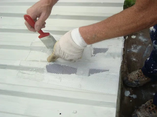 Jak załatać dziurę w dachu z blachy i uniknąć kosztownych napraw