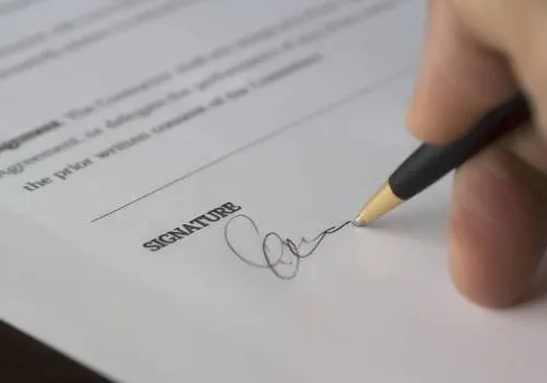 Czy na urlopie bezpłatnym można podpisać umowę o pracę bez zgody?