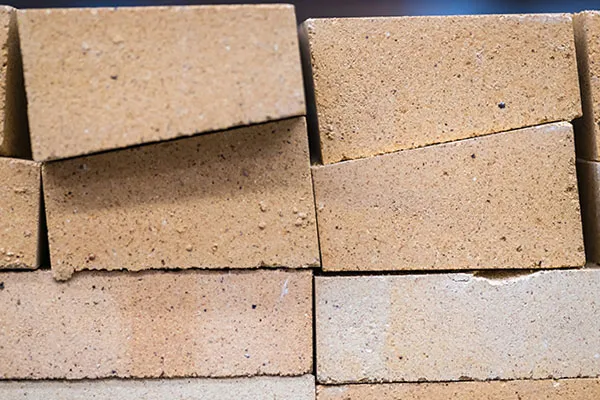 Jaka zaprawa do cegły szamotowej? Poznaj najlepsze rozwiązania