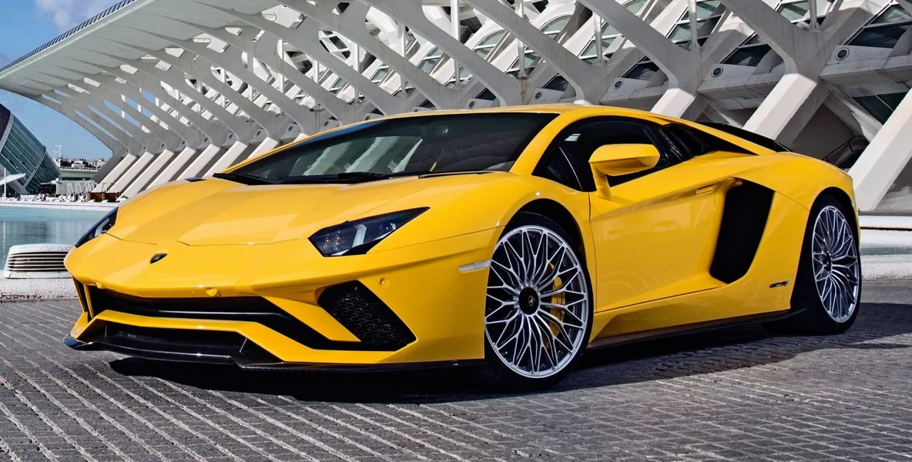 Ile koni ma Lamborghini Aventador? Sprawdź moc różnych modeli!
