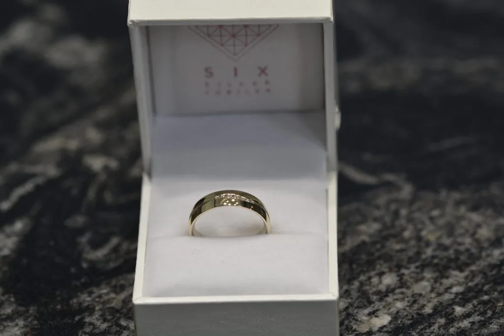 Czy można przymierzać obrączki przed ślubem? Przesądy i fakty