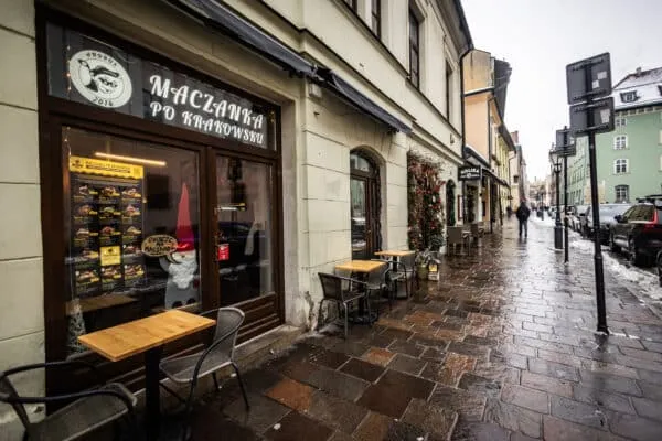Gdzie zjeść maczankę po krakowsku? Odkryj najlepsze miejsca w Krakowie