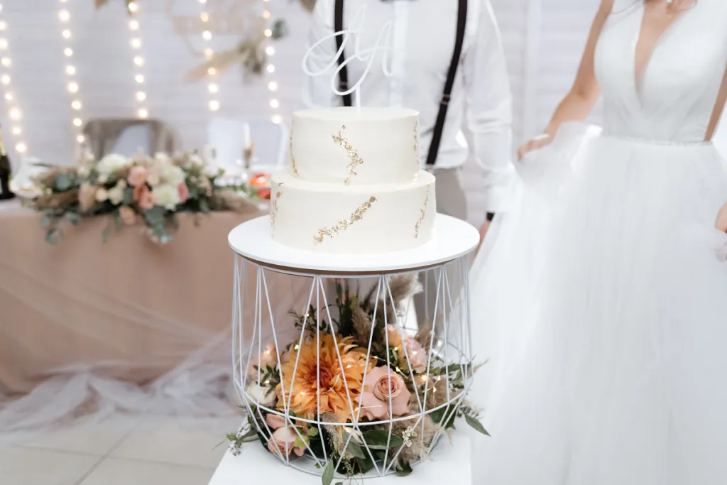 Kiedy tort na weselu - idealny moment, by zachwycić gości Kiedy tort na weselu - idealny moment, by zachwycić gości
