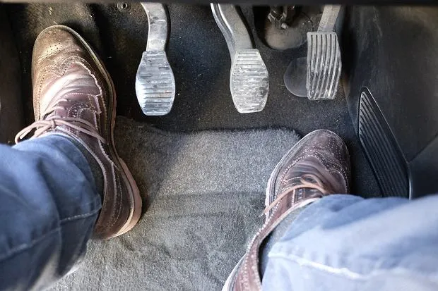 Jak trzymać nogę na sprzęgle, aby uniknąć kosztownych błędów Jak trzymać nogę na sprzęgle, aby uniknąć kosztownych błędów