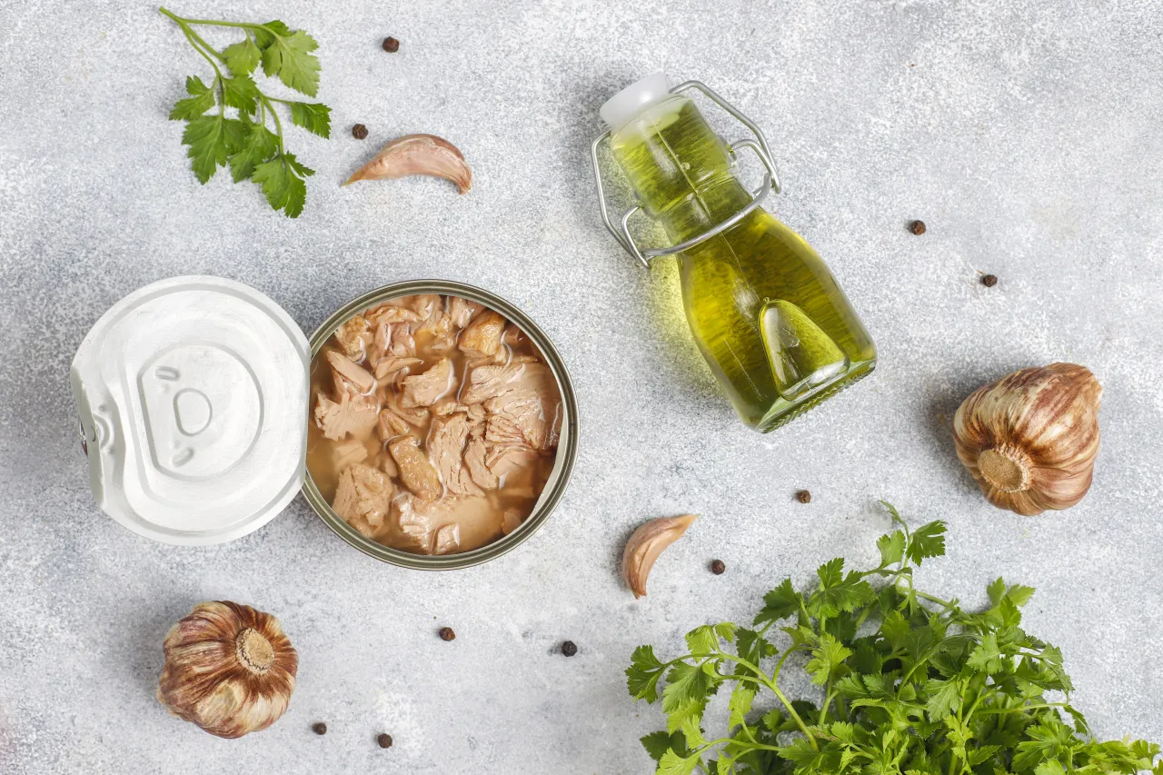 Ile kalorii ma tuńczyk w oleju roślinnym? Zaskakujące wartości!