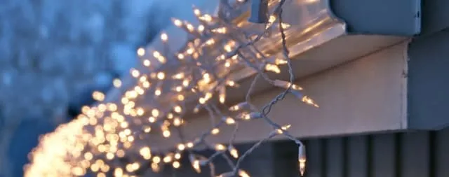 Jak zawiesić lampki na elewacji - proste metody i skuteczne porady