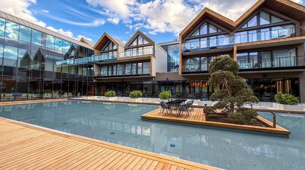 Jelenia Góra: Odkryj Karkonosze, pałace i termy przewodnik!