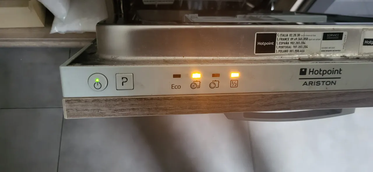 Reset pralki Hotpoint Ariston: Szybki sposób na błędy F05, F08 i inne