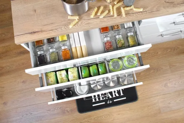 Porządek w kuchni: Jak wykorzystać każdy centymetr? Triki eksperta!