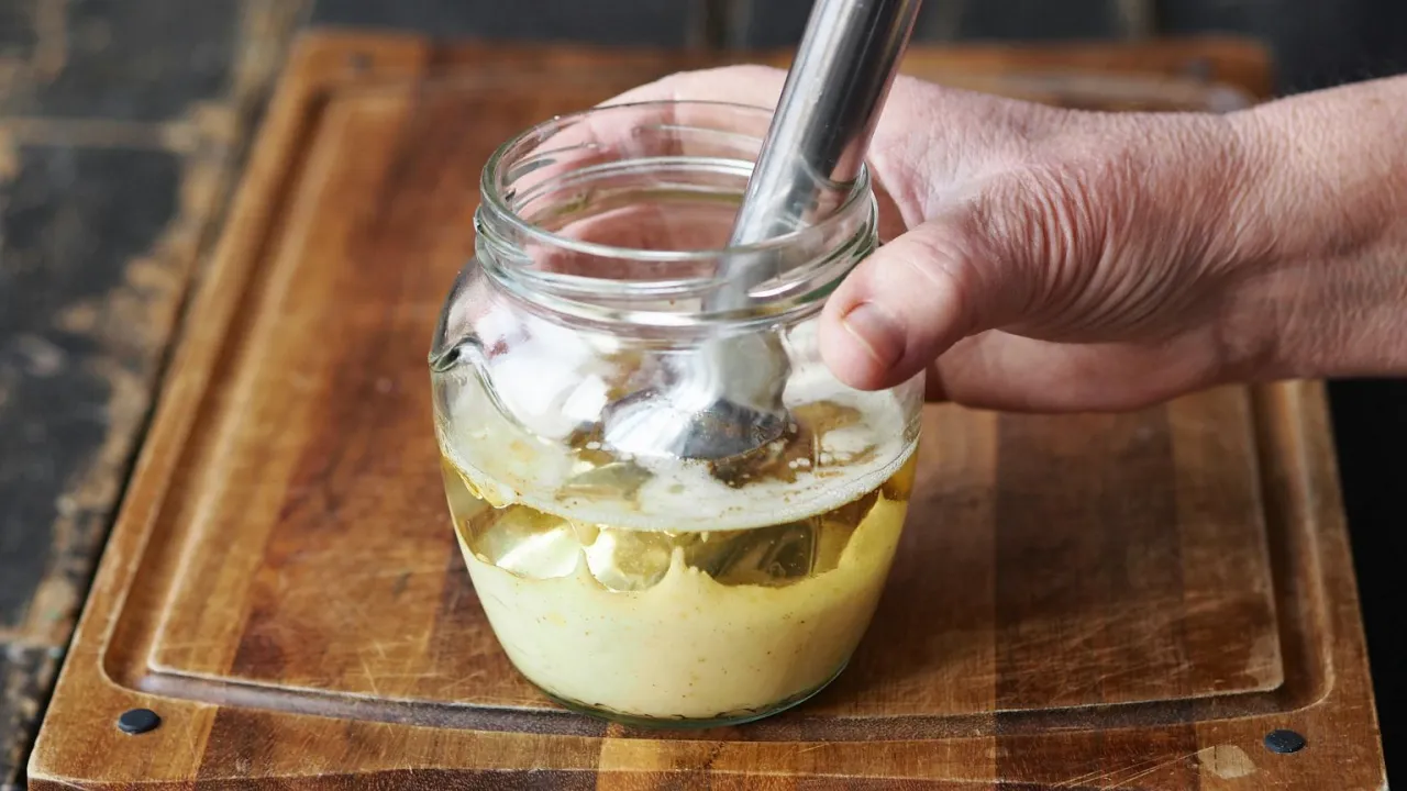 Jaki majonez do sałatki jarzynowej wybrać, by poprawić smak i zdrowie?