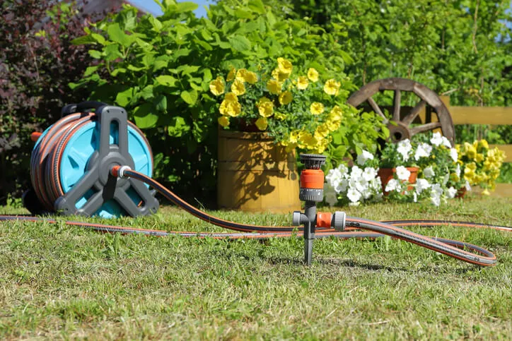 Skuteczne sposoby jak zwiększyć ciśnienie wody w ogrodzie: 5 rozwiązań