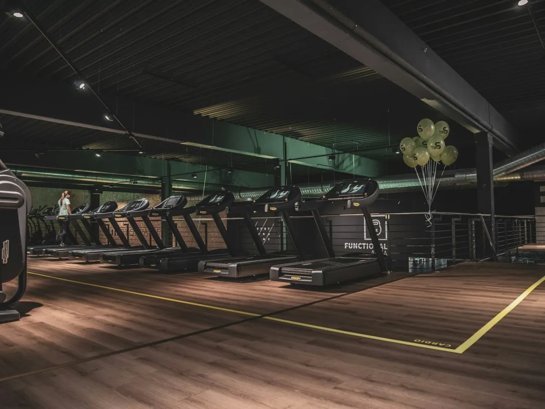 Jak włączyć bieżnię? Proste kroki, aby uniknąć problemów