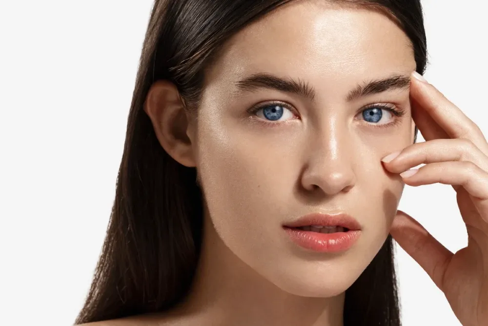 Satynowe wykończenie makijażu – co to znaczy i jak je uzyskać?