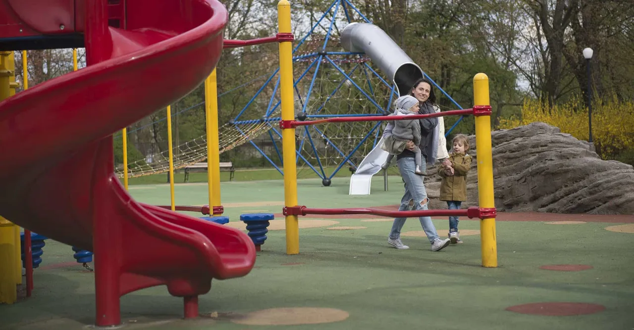 Plac zabaw w parku Żeromskiego - kiedy otwarcie i co spóźnia?