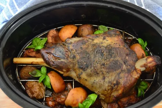 Jak upiec udziec jagnięcy z kością, aby był soczysty i aromatyczny