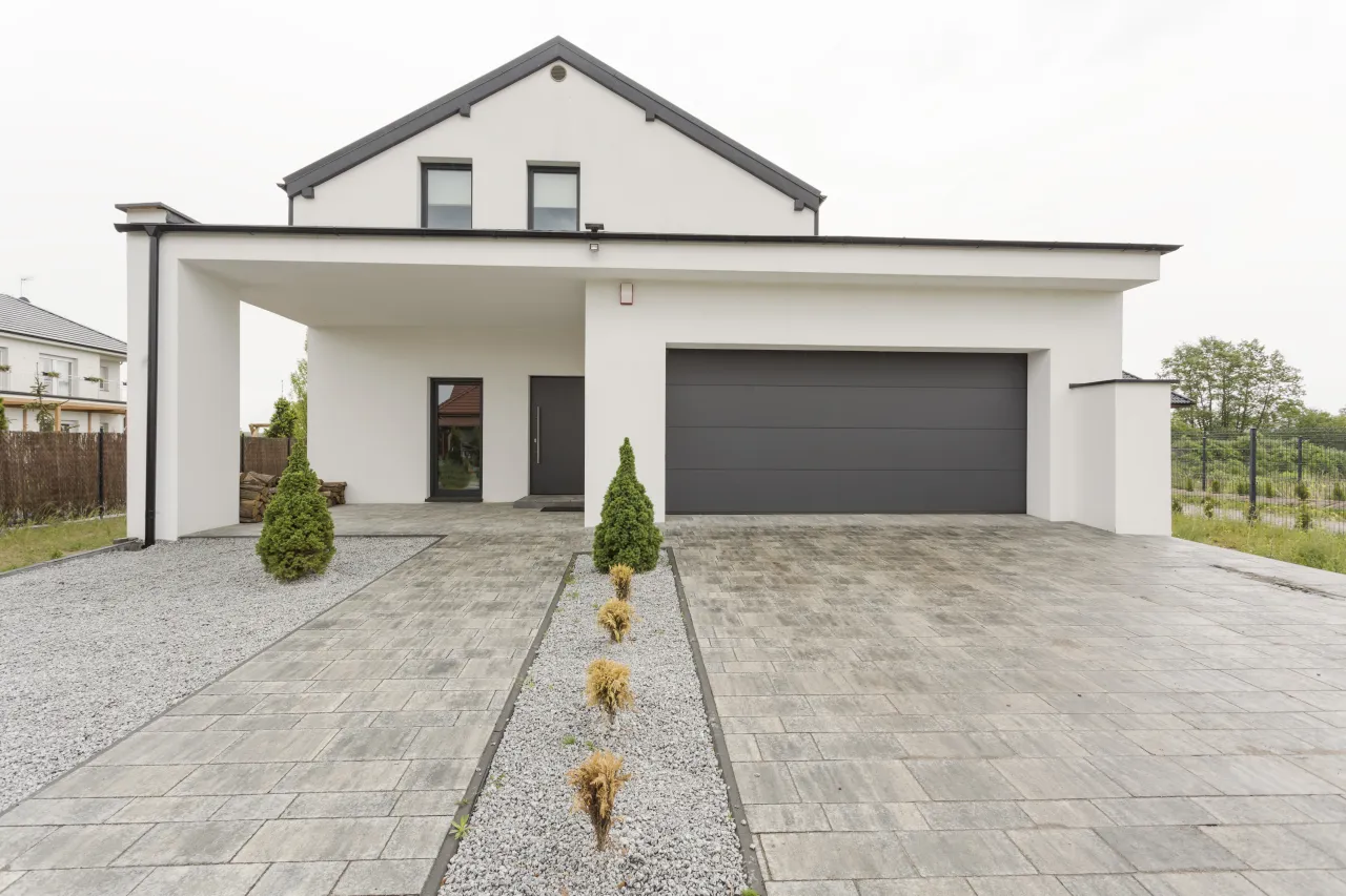 Jak utwardzić podjazd do domu - uniknij błędów i kosztów